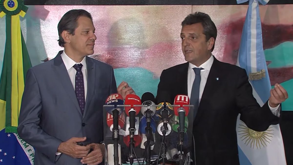 Massa, junto al ministro de Econom&iacute;a de Brasil, Fernando Haddad.