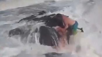 Dramático video: filmó la muerte de su esposo, arrastrado por las olas