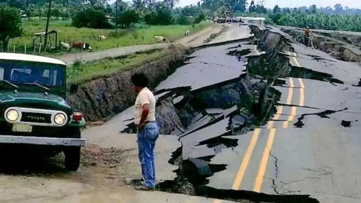 Una ruta en las afueras de Costa Rica, dañada por el efecto de los dos sismos casi consecutivos. (foto: cuenta de X de Medioec)