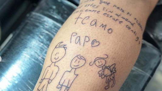 Conmovedor homenaje: se tatuó el dibujo que le regaló su hijo tras la muerte de su esposa a raíz de un cáncer