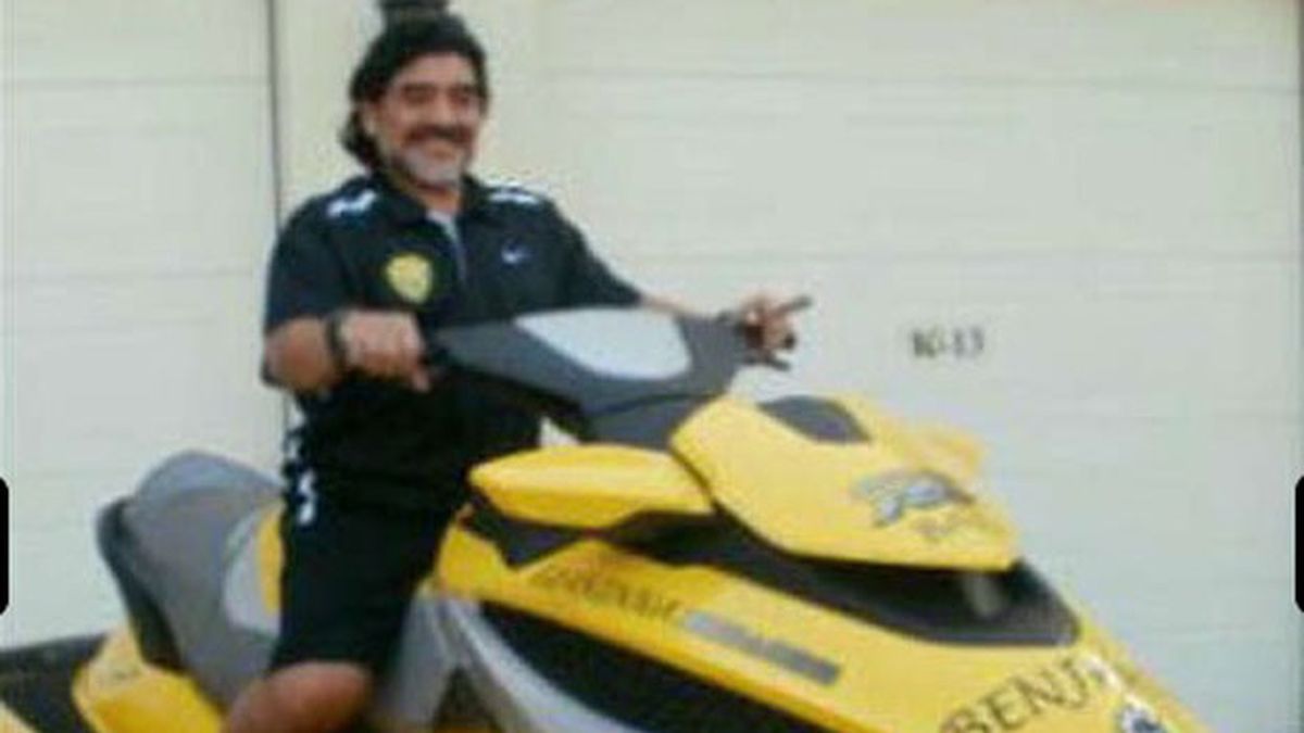 Diego muestra orgulloso su jet ski con el nombre de Benjamín. (@AlWaslSC)