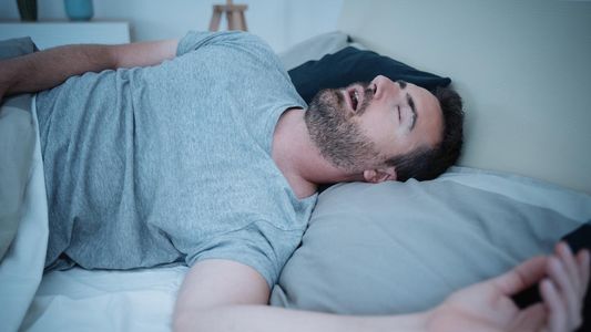 Boca seca al dormir o despertar: por qué ocurre y cuándo puede ser una señal de alerta
