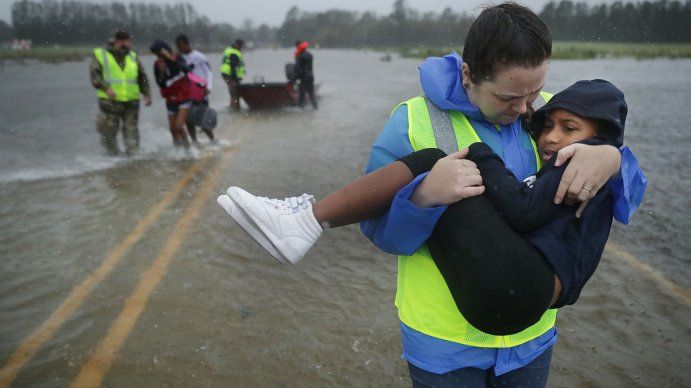 El huracán Florence llegó a Carolina del Norte con vientos de hasta 150 km/h