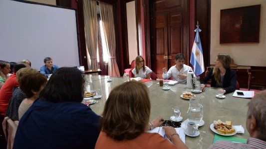 Kicillof tuvo una primera reunión con docentes: salario e infraestructura, los principales reclamos