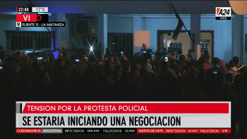 Tras horas de tensión, habría comenzado una negociación entre el Gobierno y los policías bonaerenses