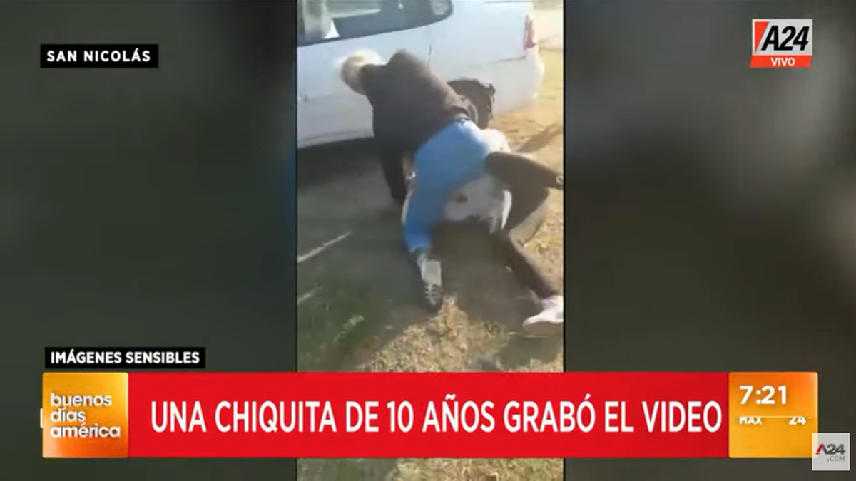 Dos madres se agarraron a trompadas en la puerta de un jardín de infantes y las filmó la hija de una de ellas (Foto: captura A24).