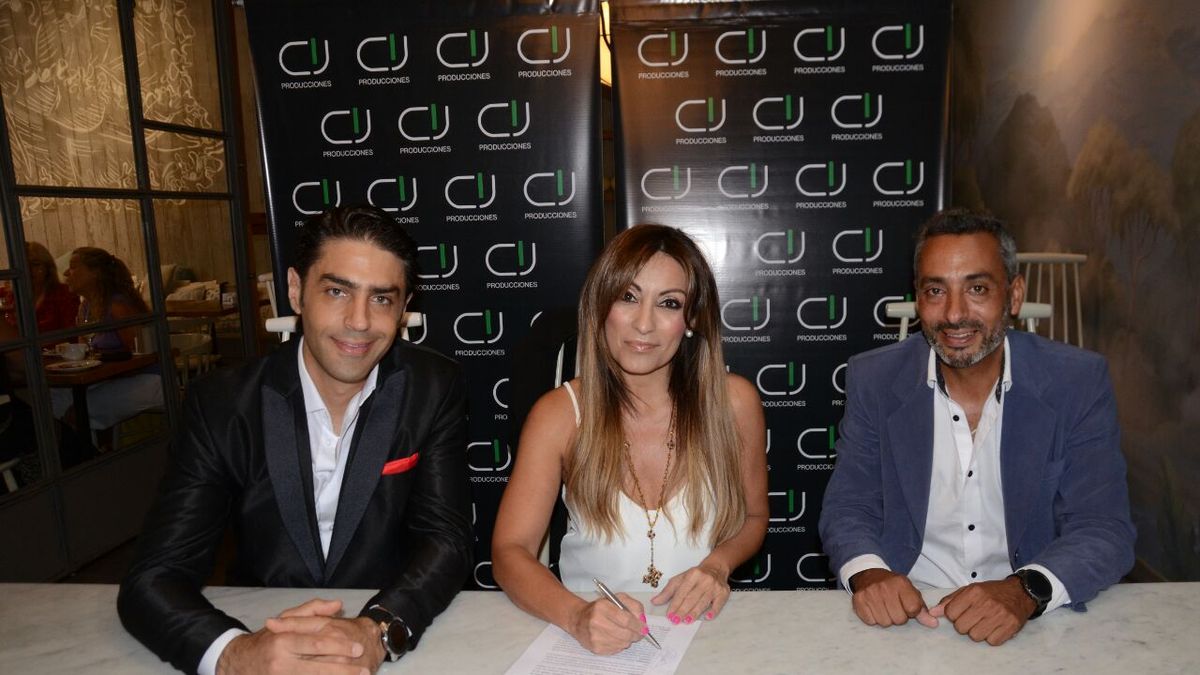 Marcela Tauro firmando su contrato. 