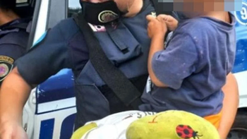 Córdoba: policías encontraron a un nene de un año solo en la calle y con fiebre