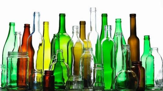 Si tenés botellas de vidrio en tu casa, tenés un tesoro: los trucos más simples para reutilizarlas