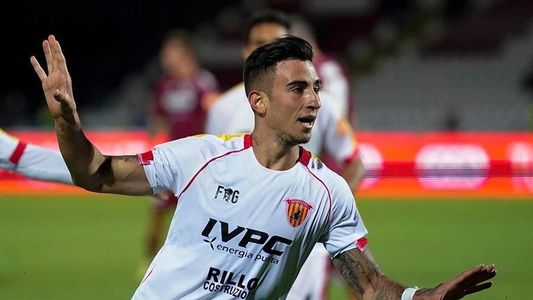 Peligro al volante: un jugador de fútbol español se grabó manejando a 160 kilómetros con una mano mientras sostiene un café