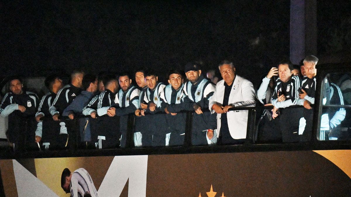 Claudio Tapia con algunos de los jugadores, de regreso en Buenos Aires. La partida desde Nueva York se demoró por el procedimiento del FBI. (Foto: Reuters)