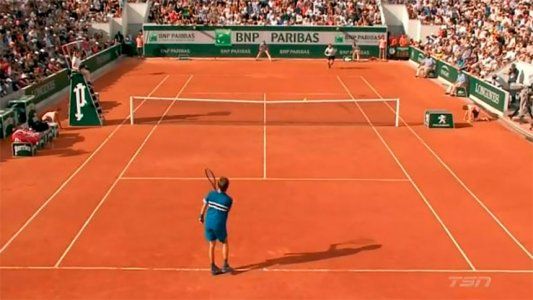 El truco sorpresa de un tenista en Roland Garros: sacó de abajo y ganó el punto