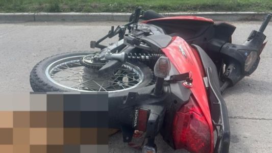 Hacía wheelie con la moto, se cayó y murió atropellado por un colectivo