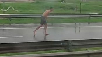 Video que generó alarma en las redes: un hombre corrió semidesnudo y puso en peligro a todos en la autopista