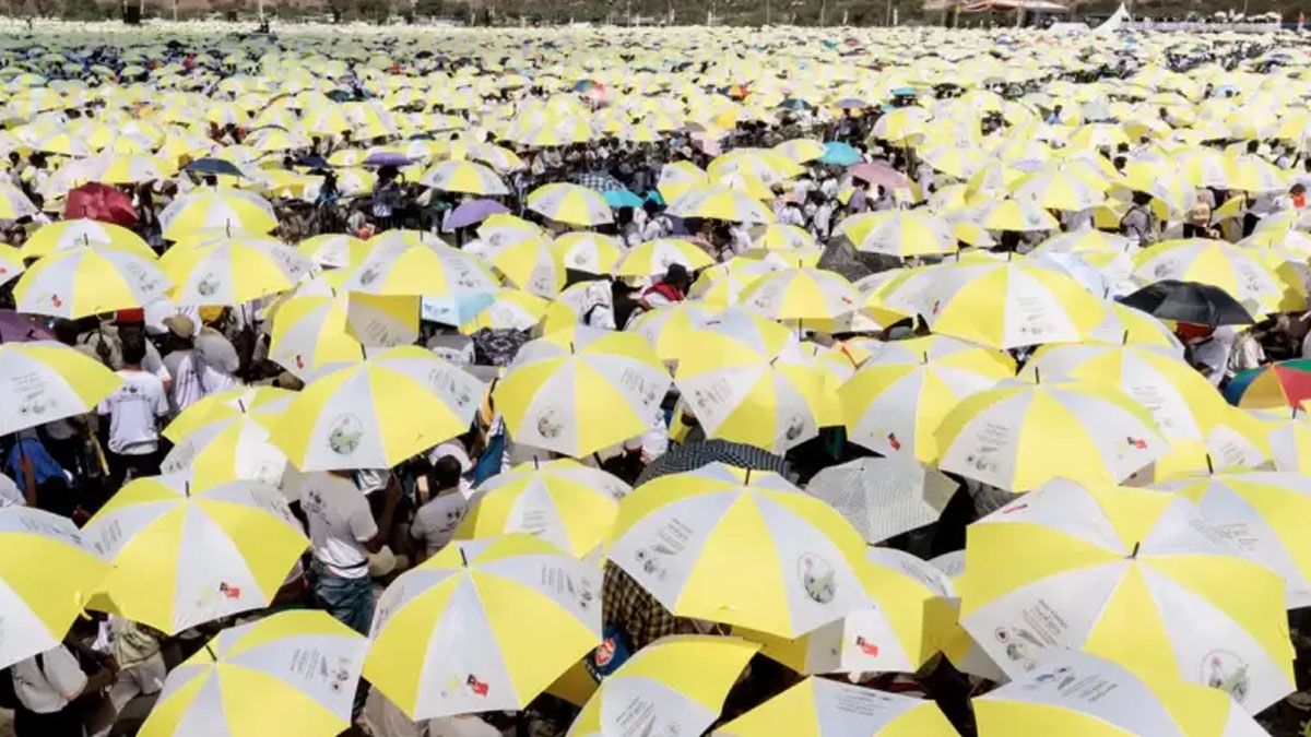 Un mar amarillo de los paraguas para protegerse del sol en Timor Oriental. El papa Francisco convoc&oacute; a 600.000 personas, la mitad de la poblaci&oacute;n de ese pa&iacute;s. (Foto: Captura de TV) &nbsp;