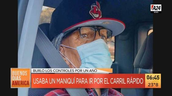 Insólito: uso un maniquí para ir por el carril rápido. (Captura de Tv)