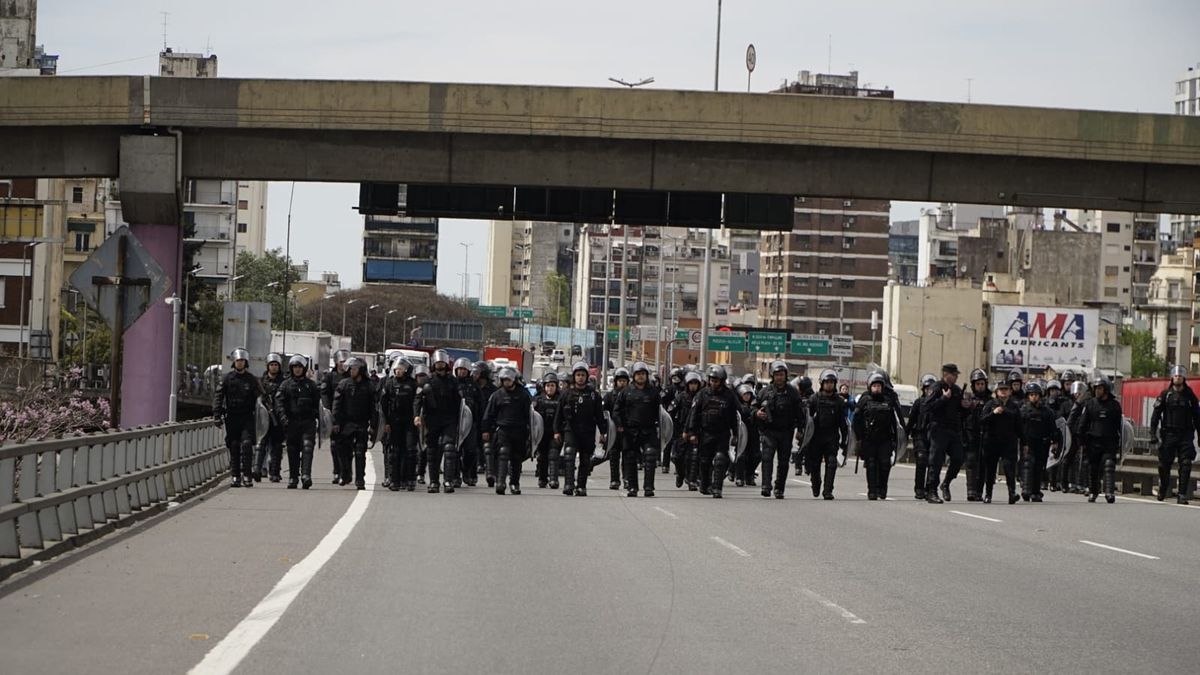 Corte en la Autopista 25 de Mayo: hay incidentes entre manifestantes y la Policía