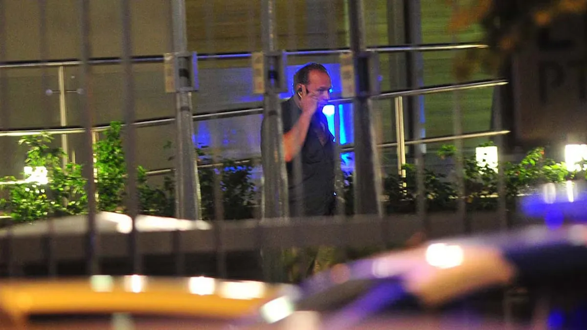 Sergio Berni en la puerta del edificio de Le Parc