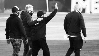 Maradona llegó al estadio, lo homenajearon, agradeció el cariño y se fue a su casa por precaución