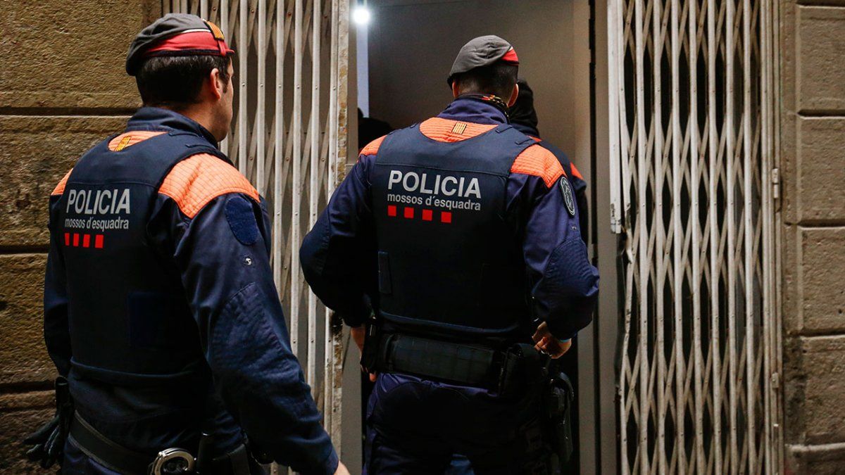 Barcelona: detienen a un argentino acusado de haber dejado morir a su pareja y grabarla mientras agonizaba