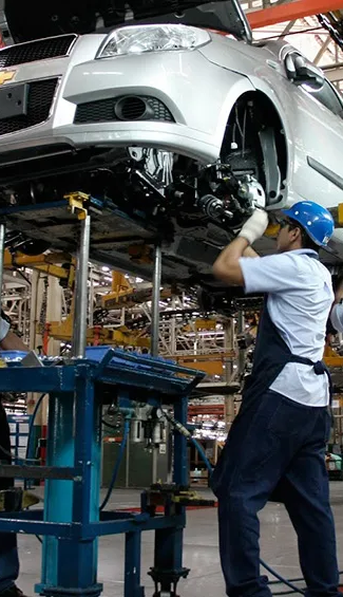 La industria acumula una caída del 2% en 2026, pero en julio creció 1,4% interanual