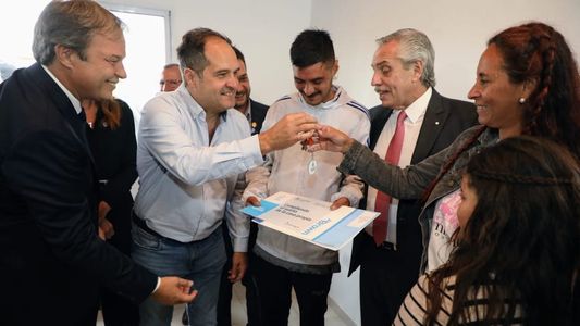 Alberto Fernández y Santiago Maggiotti entregaron viviendas en Almirante Brown