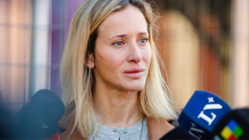 Aterrada, con custodia policial y botón antipánico: así se retiró Julieta Prandi del juicio con su expareja