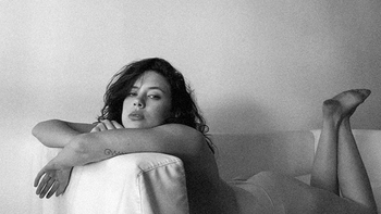 La cuarentena de Delfina Chaves: fotos jugadas en el sofá