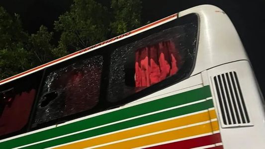 Brutal ataque de hinchas de Nacional a simpatizantes de Vélez en Uruguay