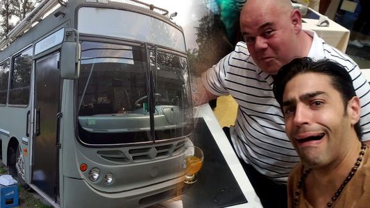 A días de casarse, llenó un micro de giras con su amigo actor y viaja a Corrientes con donaciones