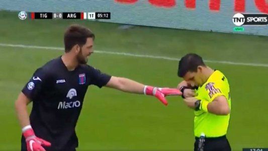 La insólita expulsión de Batalla: acusó un codazo, protestó, tocó al árbitro y lo echaron