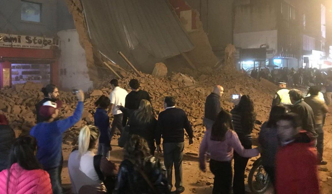 Tragedia en Tucumán: tres muertos y varios heridos por el derrumbe del ex cine Parravicini