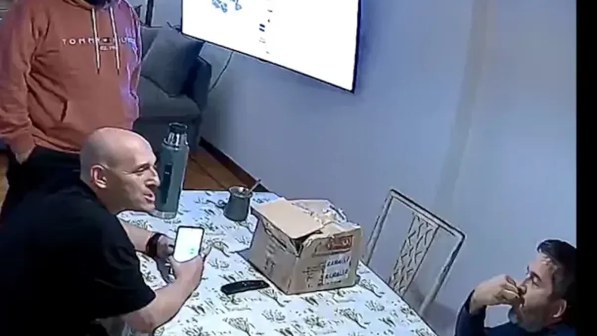 En el centro Javier Martín Tchukran, frente a él está sentado Ariel García y su hermano Daniel los observa parado. (Foto: captura)