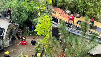 Las estremecedoras imágenes de la tragedia de Misiones: La gente gritaba y pedía ayuda dentro del agua. (Foto: X)