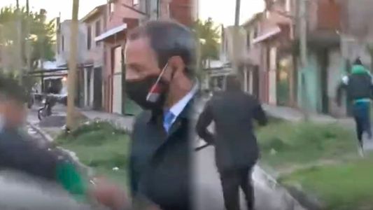 Le robaron el celular a un periodista antes de salir al aire y corrió al delincuente: las imágenes