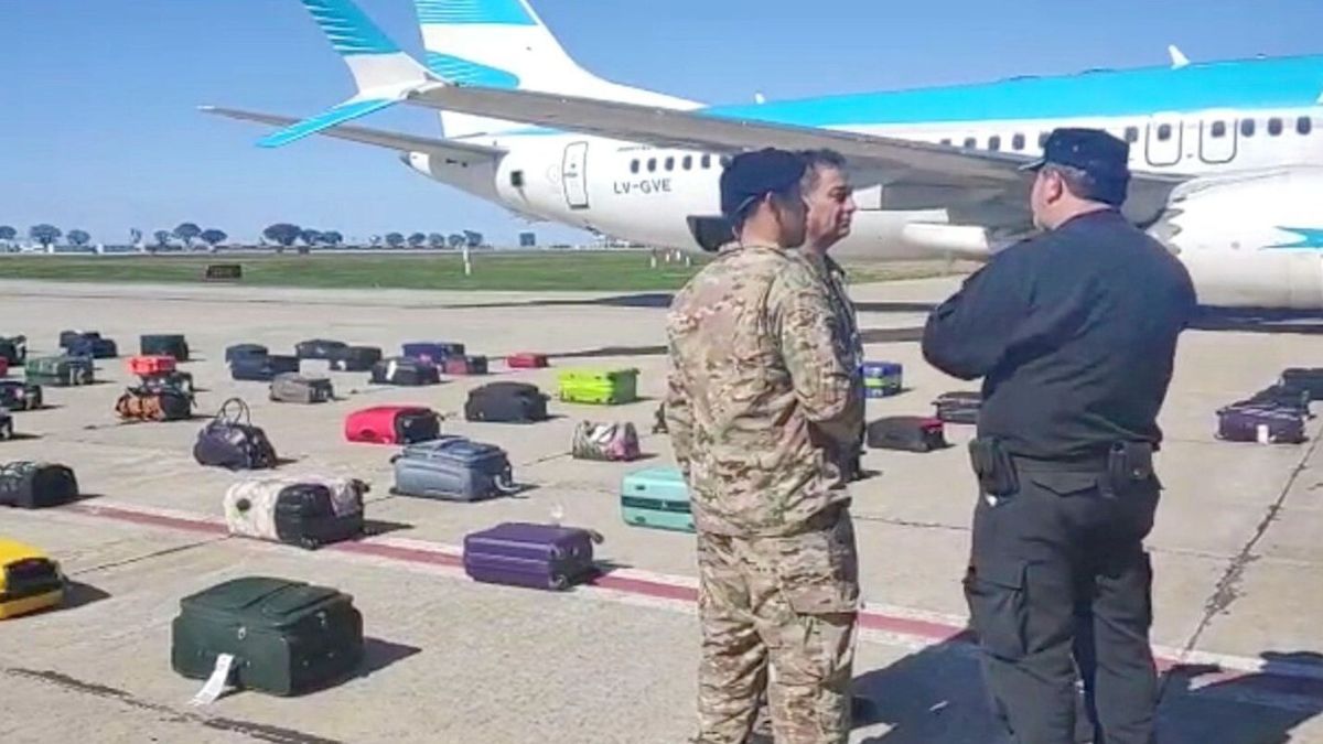 El vuelo de Aerolíneas Argentinas fue demorado varias horas por una amenaza de bomba (Foto: Captura).