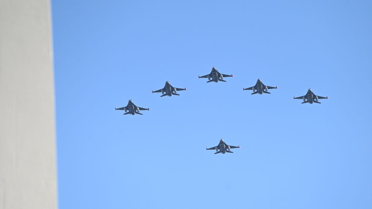 Los primeros seis cazas F-16 adquiridos a Dinamarca realizaron un vuelo rasante sobre la Ciudad de Buenos Aires. Crédito: rsfotos/unar