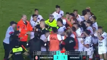 Escándalo: Los jugadores de Patronato se pelearon con la policía y su DT tiró una tremenda frase