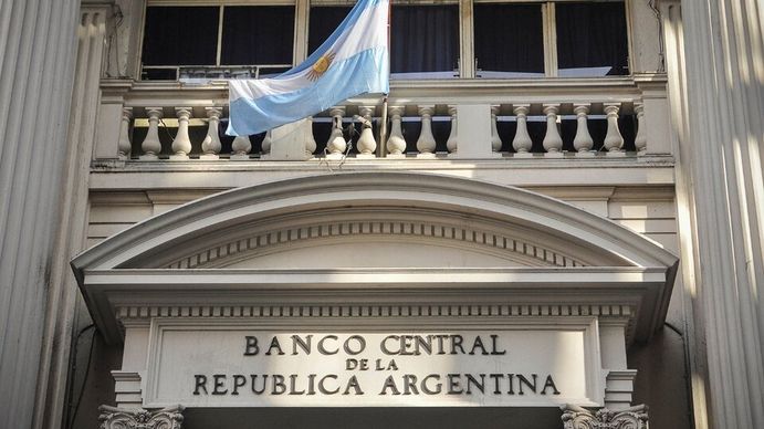 El Banco Central retomó la compra de dólares y el dólar oficial cerró en baja