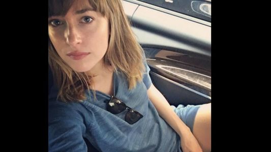 Dakota Johnson y una pose muy sensual en su auto