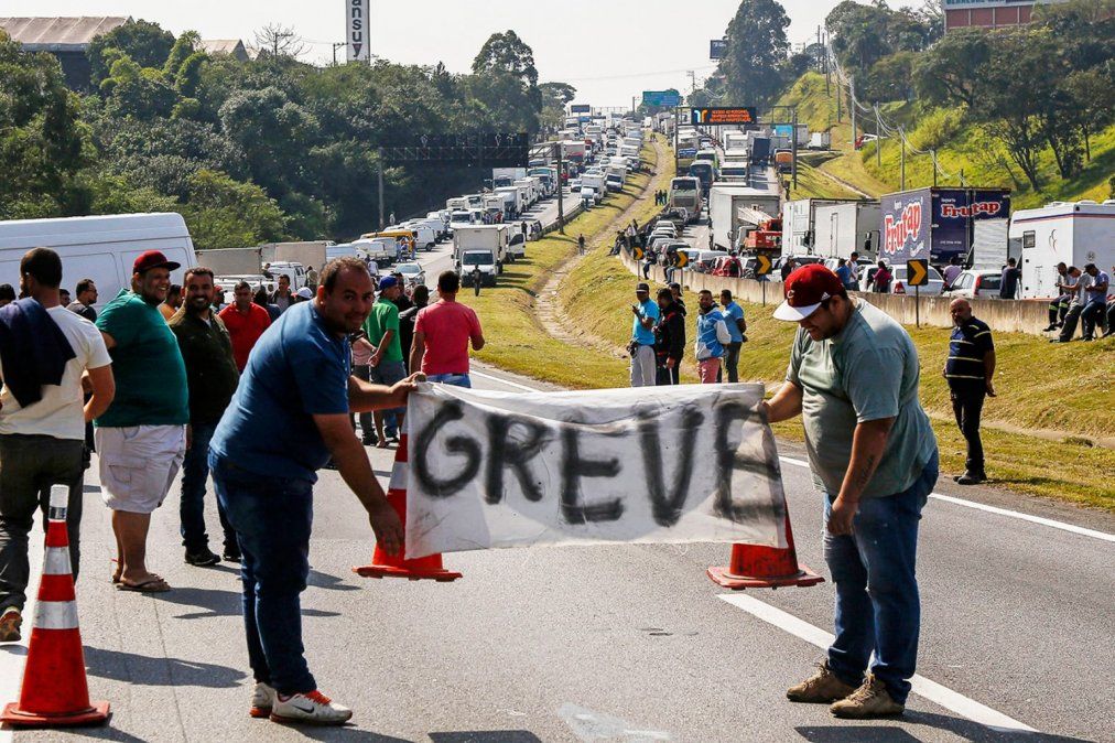 Sigue el paro de camioneros en Brasil: hay desabastecimiento y el aeropuerto de Brasilia se quedó sin combustible