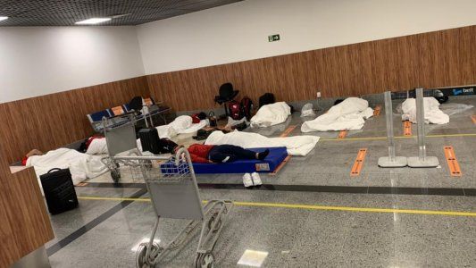 Escándalo en Brasil con Independiente: los jugadores durmieron en el piso y no los dejaban entrar al país