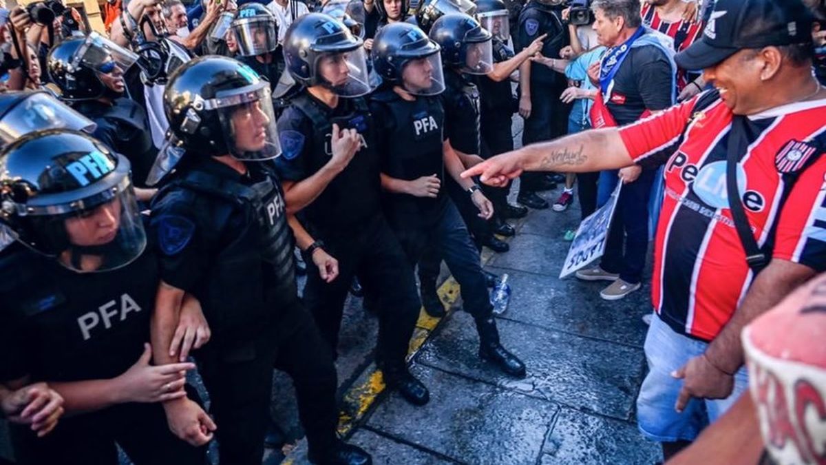El Gobierno endureció el derecho de admisión a los estadios de fútbol la horas de la marcha de las barrasbravas