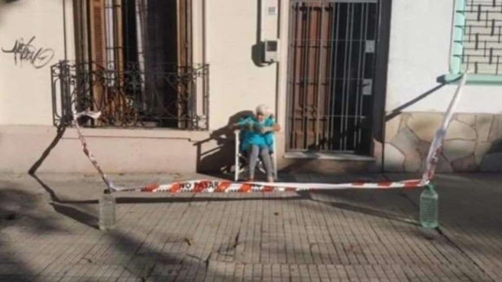 Insólito: una abuela cercó la vereda de su casa para tomar sol en plena cuarentena