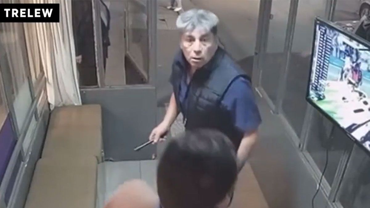 El momento en el que taxista ataca la víctima con una llave de auxilio (Foto: captura de TV).