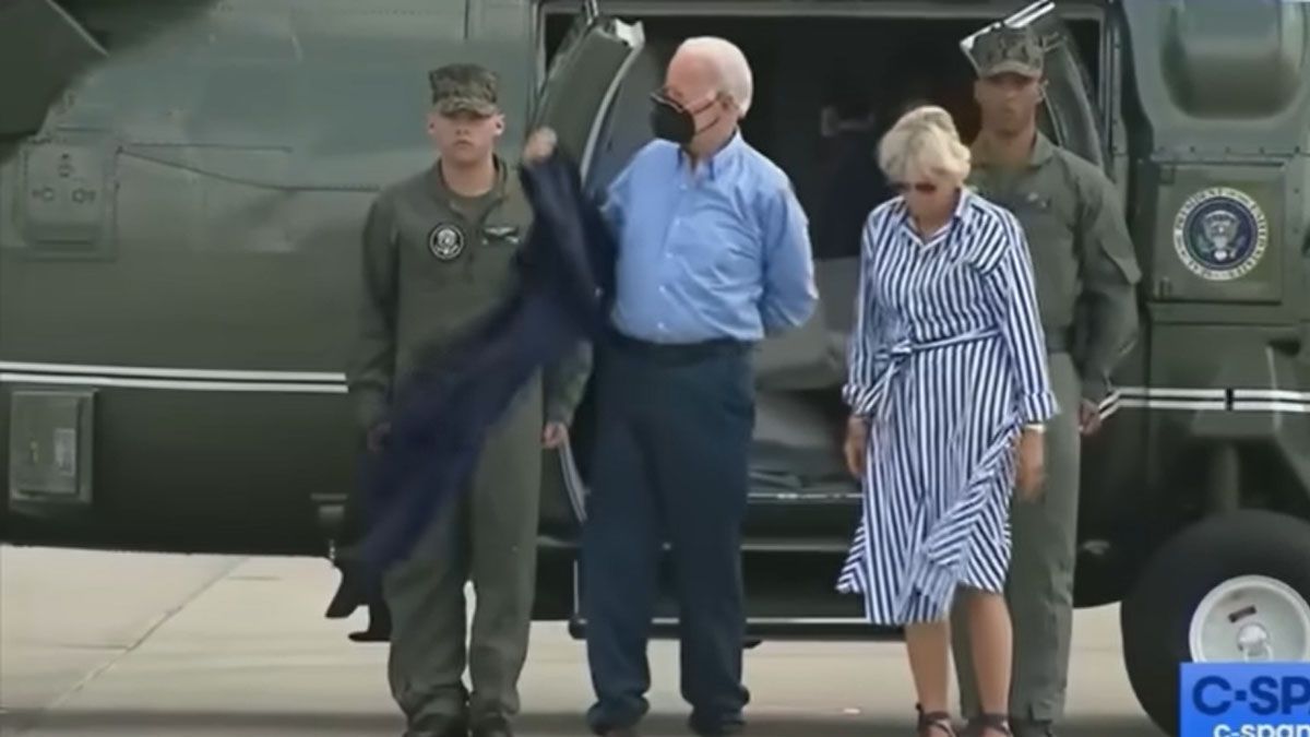 El blooper de Joe Biden, el viento le impide colocarse el saco sin ayuda (Foto: C-SPAN)