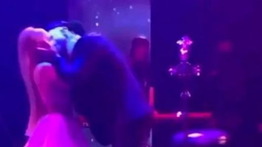 Video: Ulises Bueno a los besos con su nueva novia en el escenario