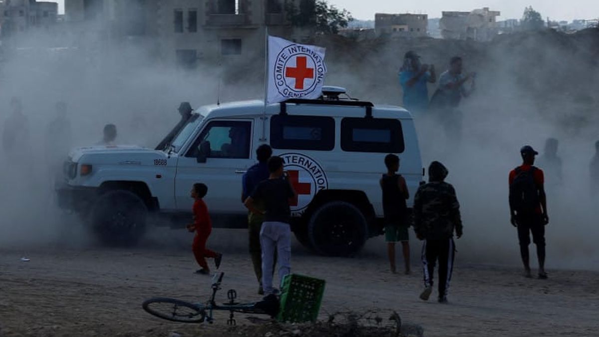 La Cruz Roja dice que ya tiene los cuerpos de dos rehenes fallecidos y luego recibirá otros dos. Pero faltan más de 20 y es el primer inicidente entre Israel y Hamas, tras el acuerdo de paz. (Foto Jerusalem Post)