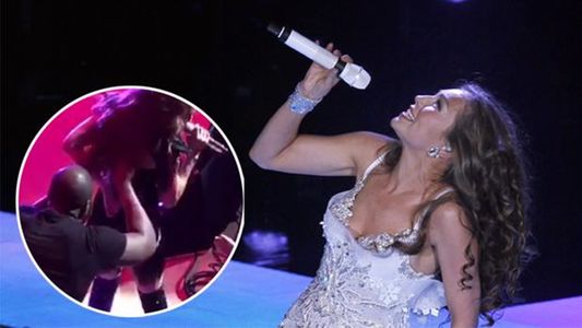 Thalía se entregó a sus fans y ¡le bajaron el cierre para intentar desnudarla!