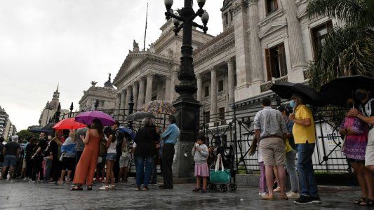 Pese a la lluvia, decenas de personas se acercaron al Congreso para despedir a Carlos Menem